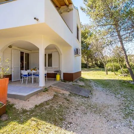 Apartment In Pinewood Near The Sea Nerezine