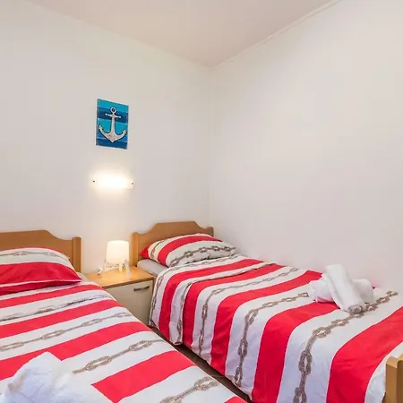Apartment In Pinewood Near The Sea *