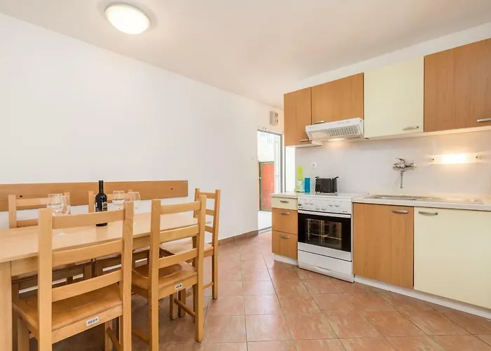 Appartement In Pinewood Near The Sea Nerezine